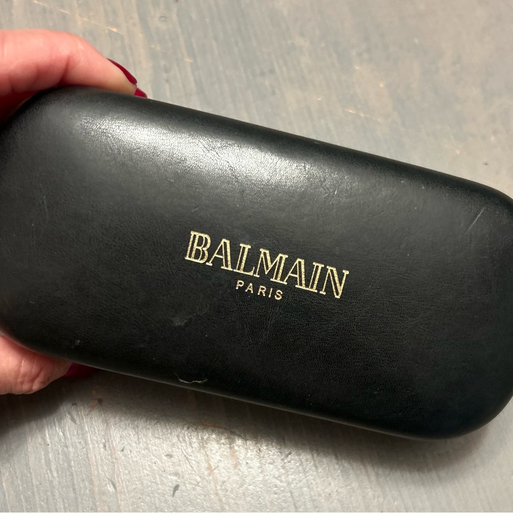 Balmain glasses case
Looks & works great